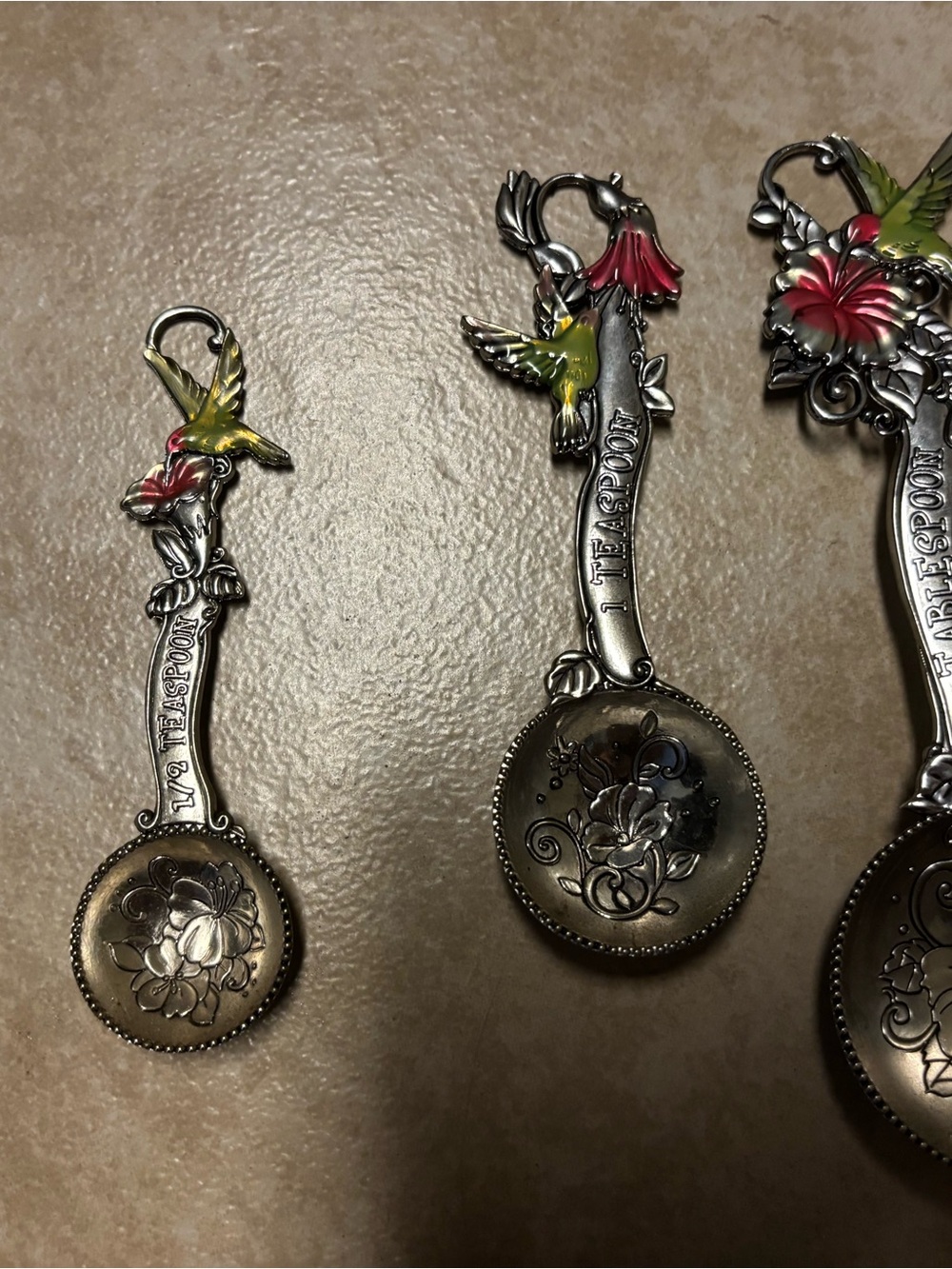 GANZ “La Cucina” hummingbird and hibiscus four piece measuring spoon set - Picture 2 of 3